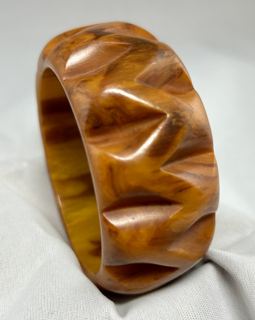 BB529 marbled peanut butter deep carved bakelite bangle
